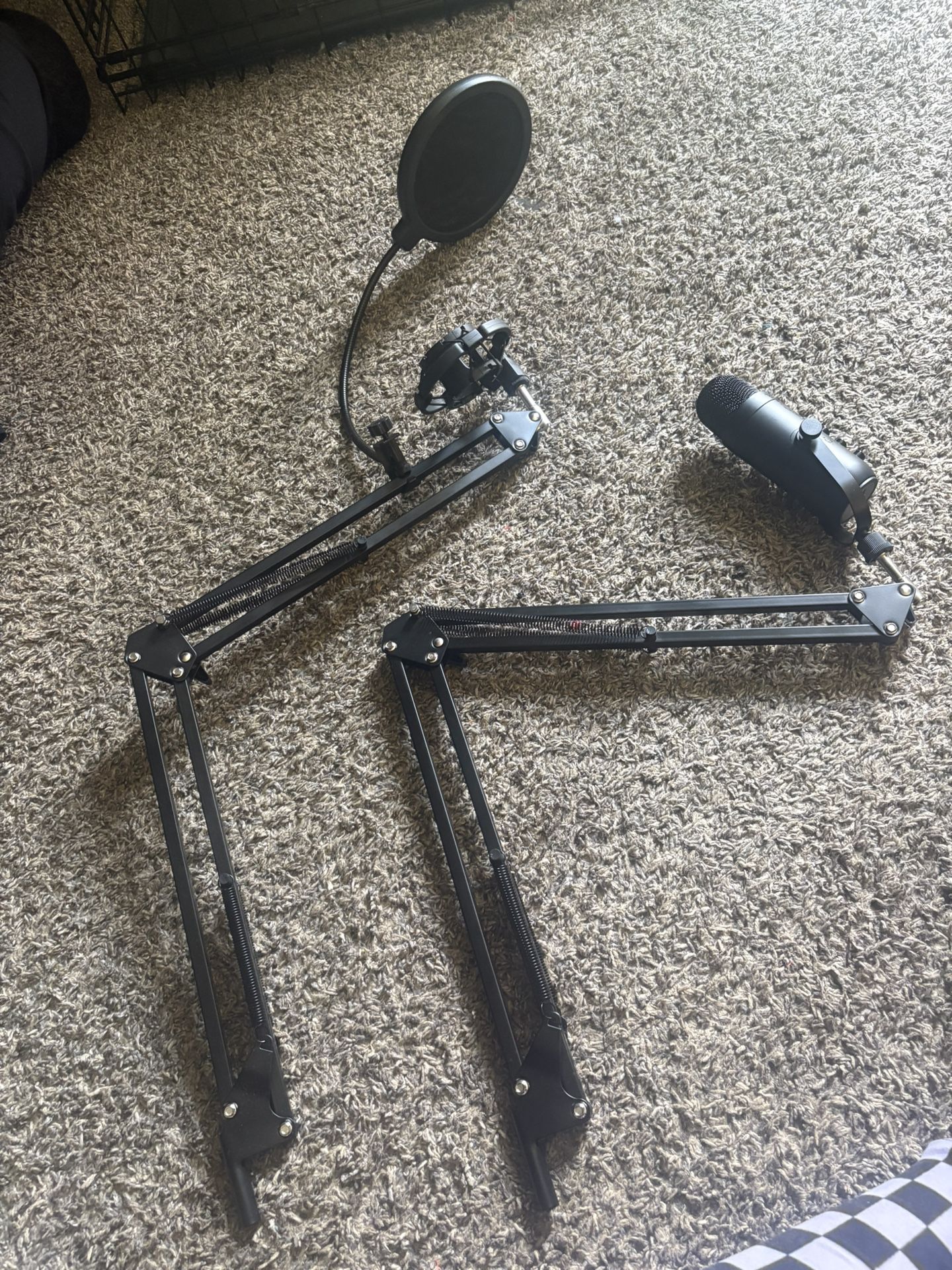 PODCAST MIC AND MIC STAND