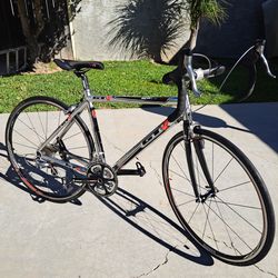 GT ROAD BIKE WITH ALUMINUM FRAME 2X10 SPEEDS LIGHTWEIGHT TIRES SIZE 700X25C. 105 SHIMANO COMPONENTS EXELENT CONDITION NO SCRATCHES OR DENTS EXELENT CO