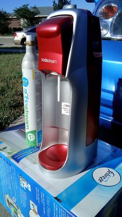 Sodastream w/2 bottles & 2 carbonate bottles