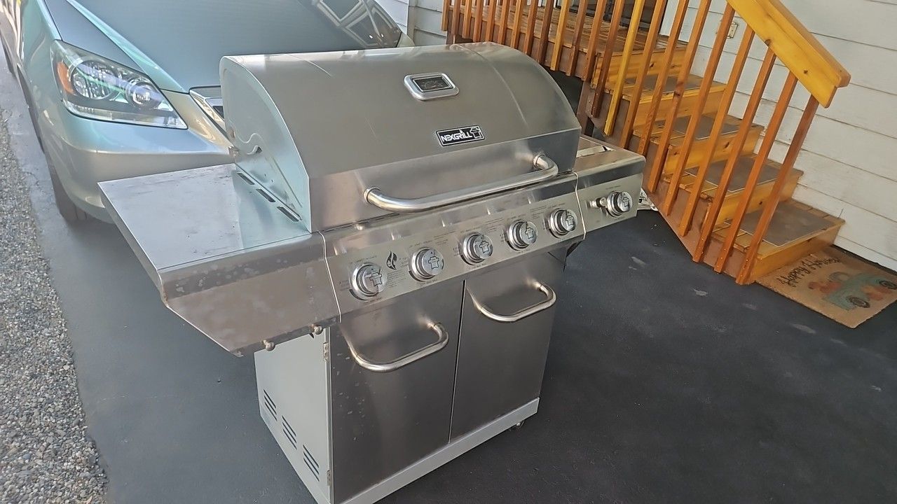 Nexgrill 5 Burner plus Side Burner Propane Gas Grill