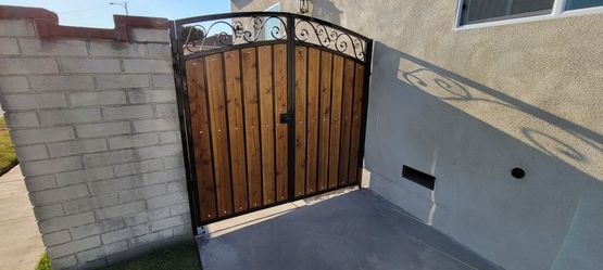 Iron Gate With Ceader Wood Inserts 3k 6'×6'