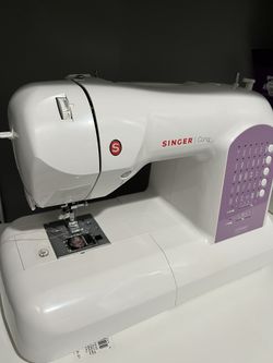 Singer Curvy Sawing Machine