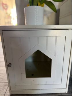 Cat litter box enclosure