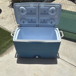 Rubbermaid cooler 