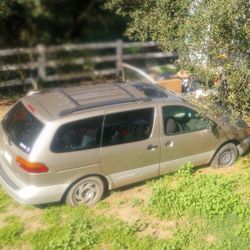 TOYOTA SIENNA VAN XLE $800 OBO