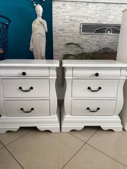 2 night stands in good condition