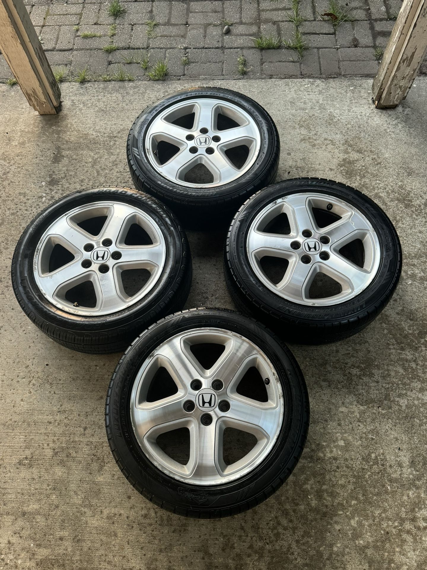 Enkei Wheels Honda Acura 17-inch 5x114.3 with 215/50R17 Tires