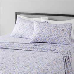 Amazon Basics Lightweight Breathable Super Soft Easy Care Microfiber 4-Piece Bed Sheet Set, Wrinkle Resistant with 14-Inch Deep Pockets, Queen, Blue F