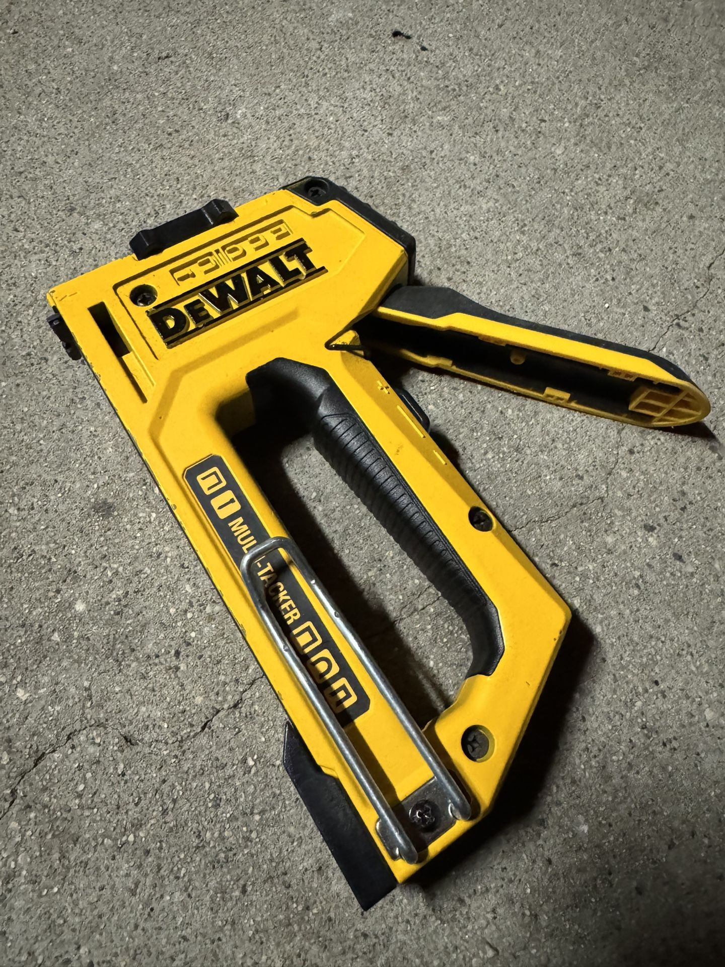 DEWALT STAPLE GUN