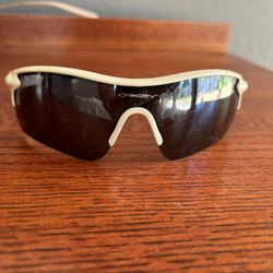 Vintage Oakley radar Mens / Women Sunglasses white rv1301