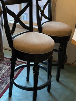 2 bar stools
