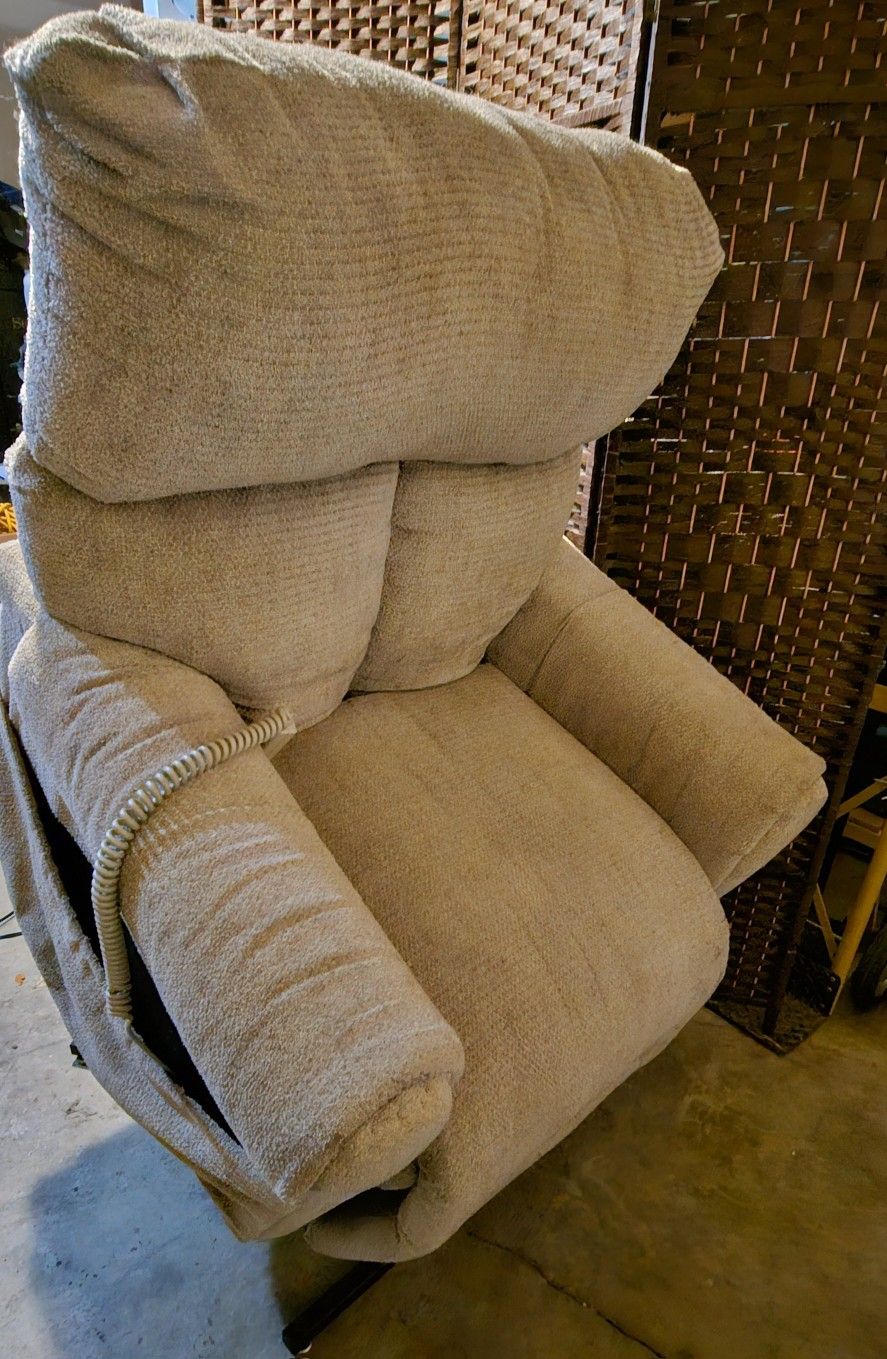 Like New Lifting Recliner Chair