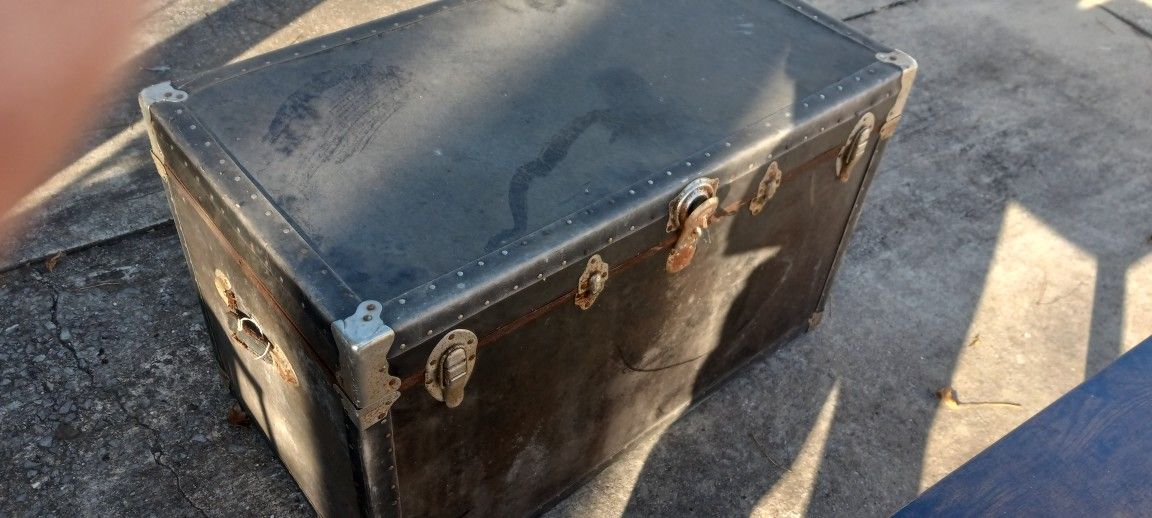 Flat Top Trunk/chest