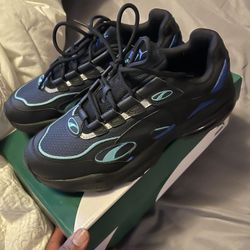 Pumas Size 9 men’s 