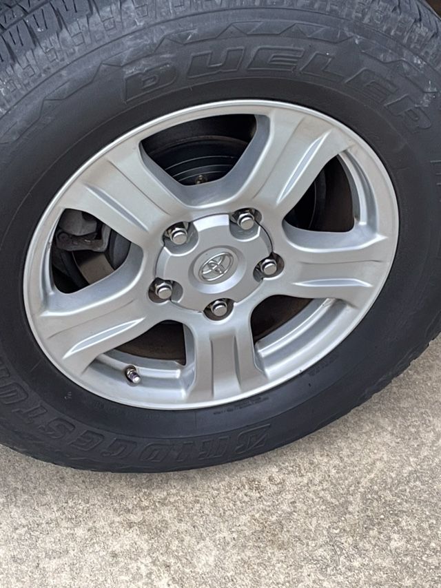 Toyota Tundra Wheels with Center Caps And Lugnuts