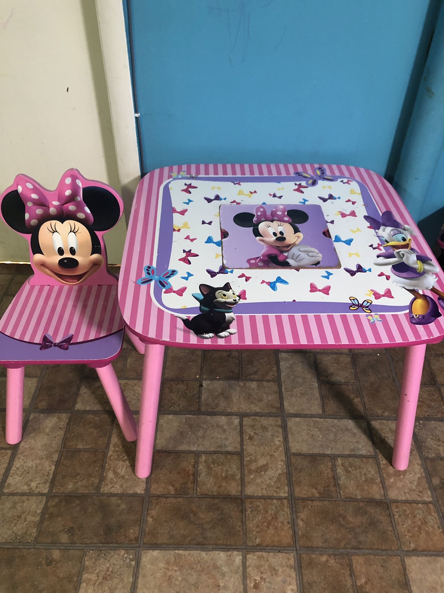 Minnie Mouse table & chair