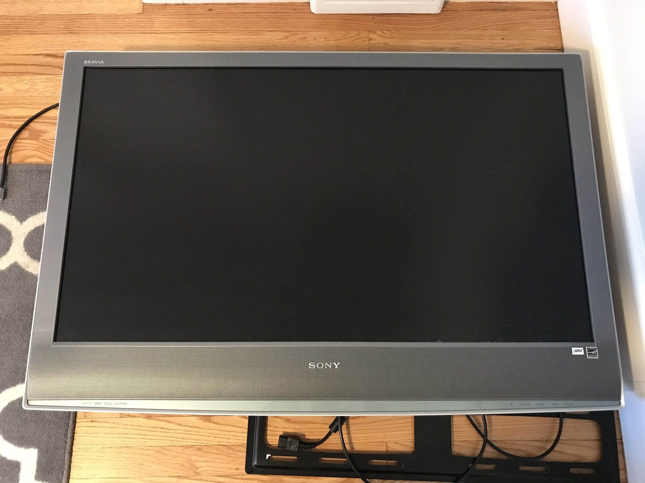 45” Sony Tv & Wall Mount