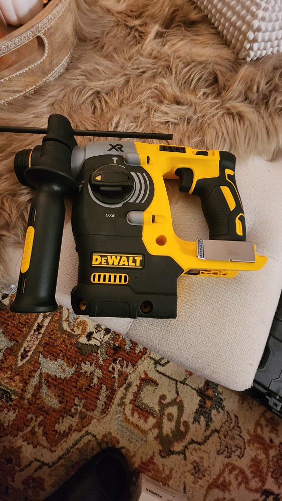 DEWALT 20V MAX SDS Rotary Hammer Drill, Cordless, Application Modes, Bare  Tool Only (DCH273B) for Sale in Brooklyn, NY OfferUp