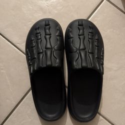 Men’s Slides Size 9