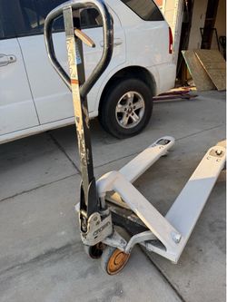 crown standard pallet jack