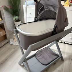 Uppababy Bassinet & Stand!