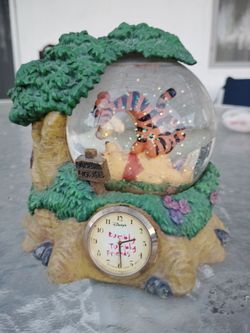 Winnie the Pooh Snow globe