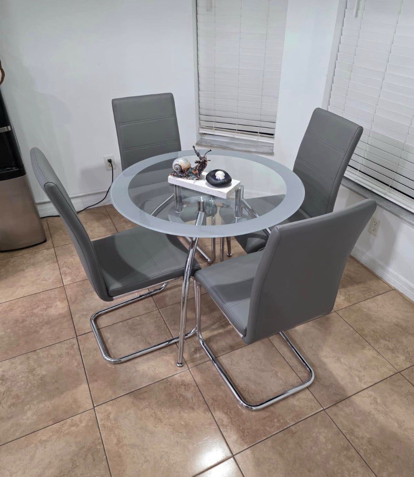 Gray dining set // set de comedor gris