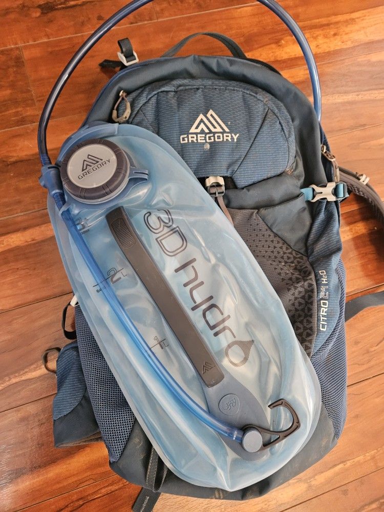 Men's Hiking BACKPACK w/ 3L Waterpack