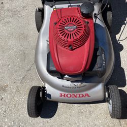 Honda lawnmower this thing is ready to go front wheel drive a big bag Honda Motor the new one and the new carburetor just things ready to cut your gra