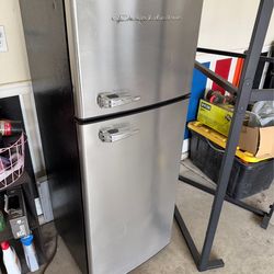 FRIGIDAIRE REFRIGERATOR