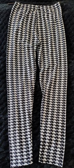 Black and white pattern leggings