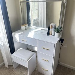 White Vanity - 4 Drawers 