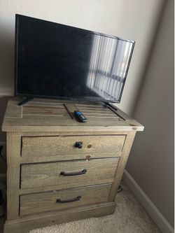 Bedroom set queen bed and Roku TV