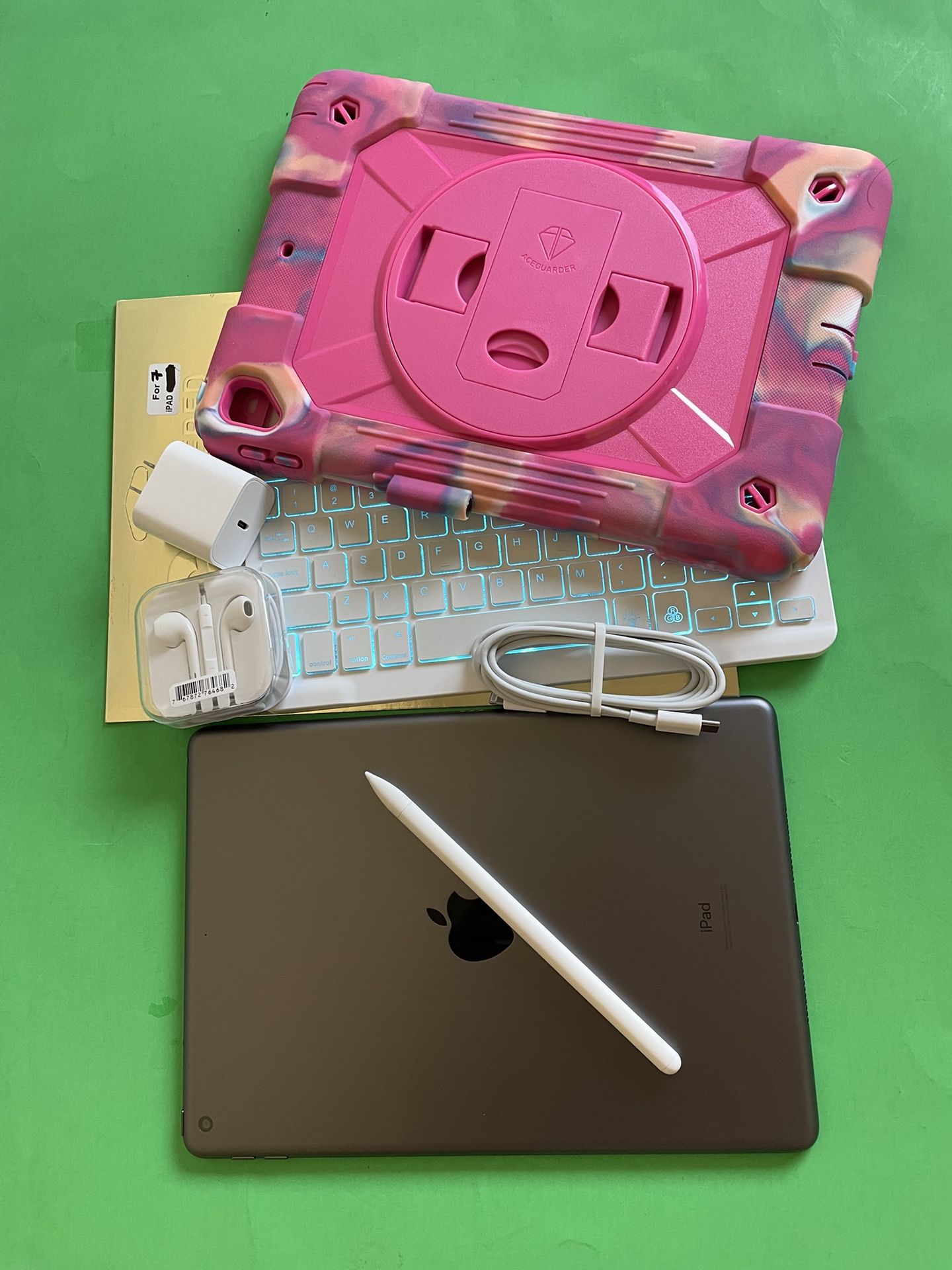 Apple IPad 7th Generation (10.2” Retina / IOS 18 / Touch ID ) 32GB with stylus pen, keyboard, case  & Accessories (128GB $249) 