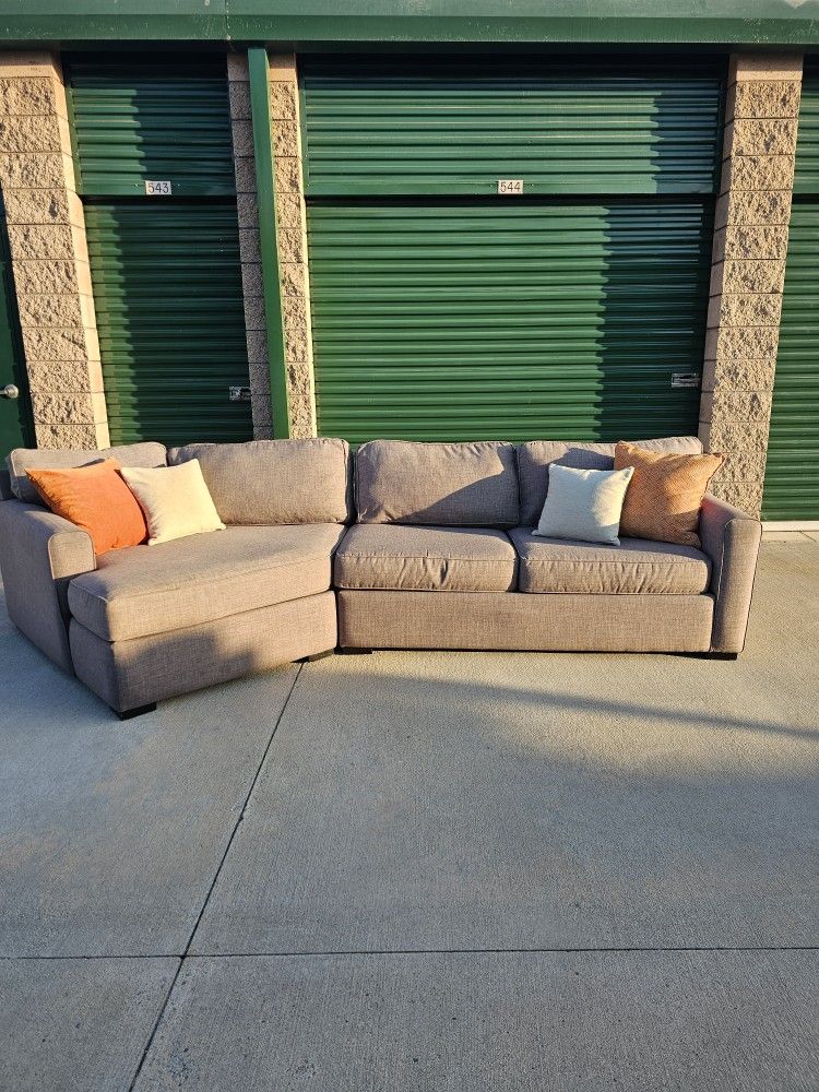 Free Delivery! 2-Pc Sectional in Great Condition 