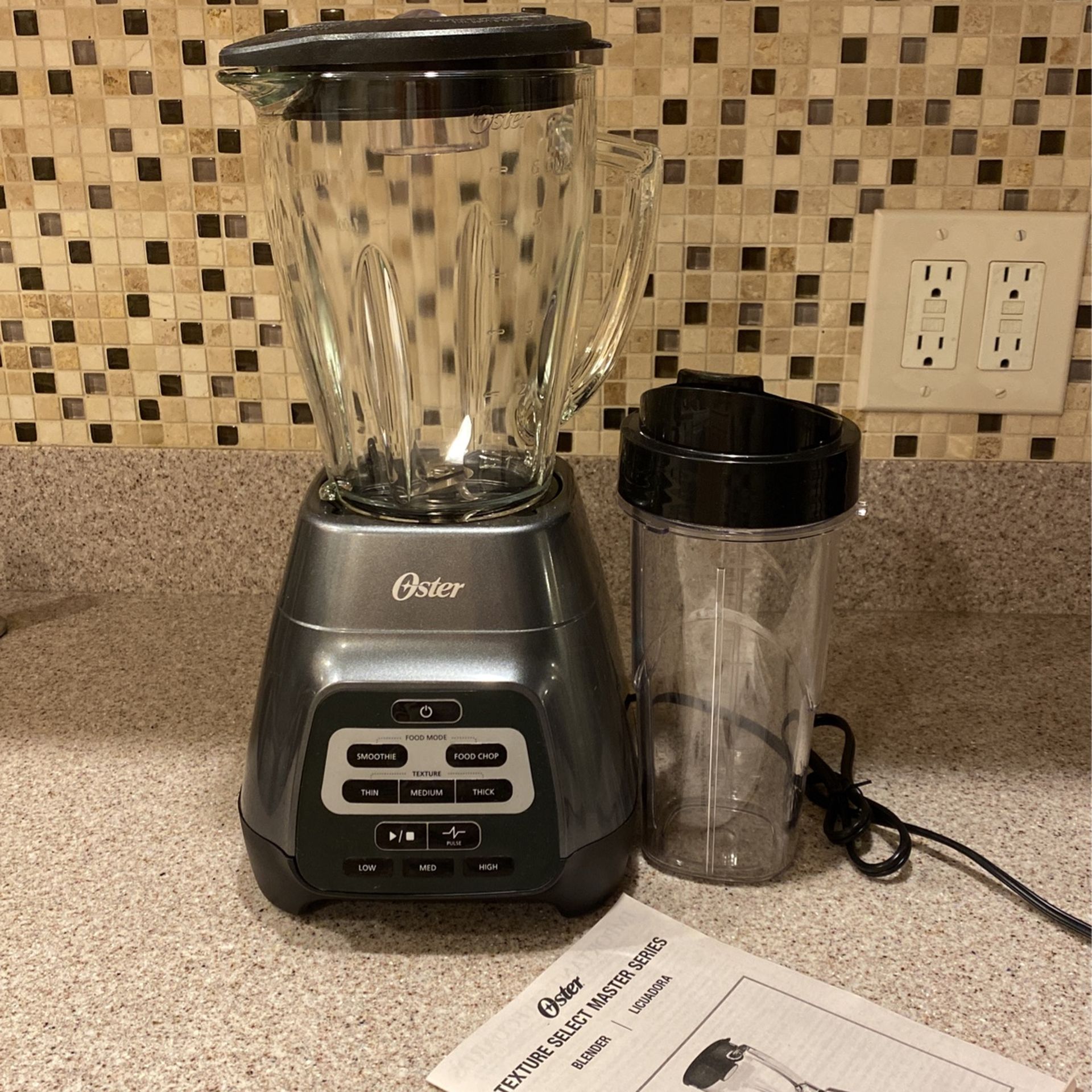Oster Blender- Shakes, Smoothies. 6 Cup Glass Jar With 24oz Sports Bottle Model 2113744