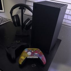 Xbox Series X, 2 Working Controllers, Curved Samsung Monitor