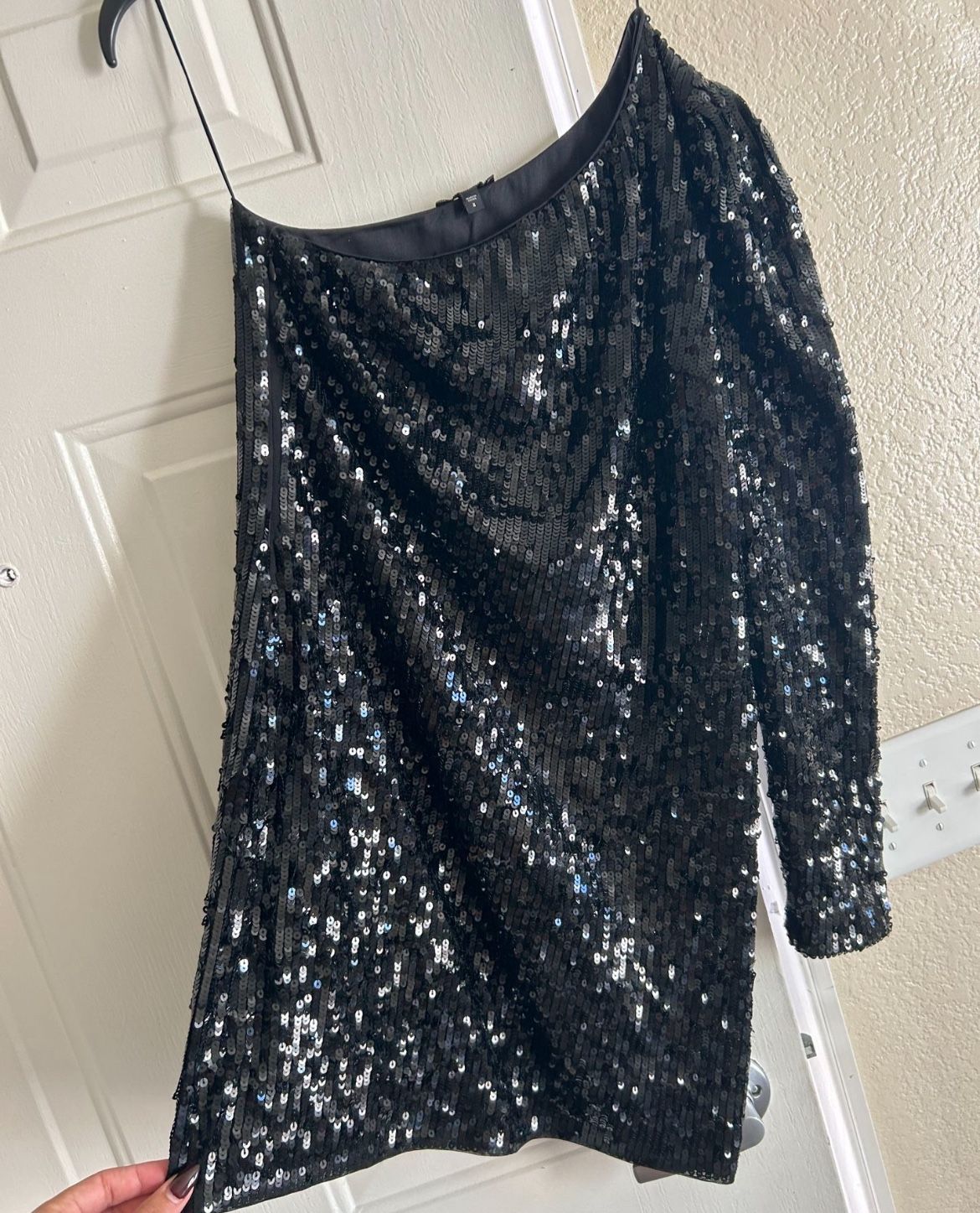 OFF THE SHOULDER BLACK SEQUINS DRESS BY EXPRESS
