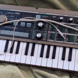 KORG microKORG synthesizer With Vocoder 