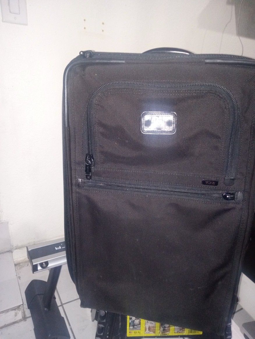 Tumi Alpha 2 Expandable 2 Wheeled International Carry On Luggage Case