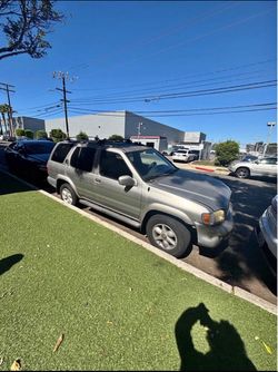 Nissan Pathfinder SUV Silver