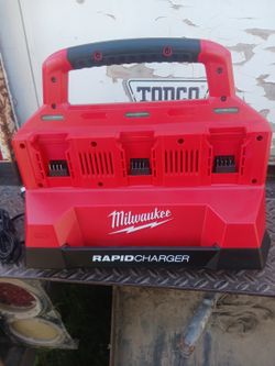 Milwaukee M18 18V Lithium-Ion PACKOUT 6-Port Rapid Charger
