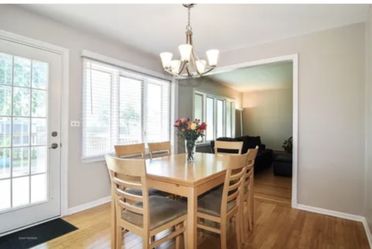 Nice Wood Set ! Table Also Extends!