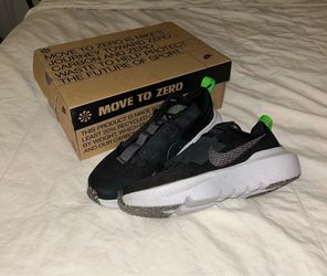 New Nike shoes  size 5