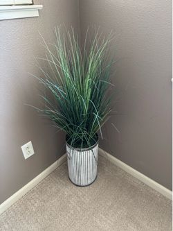 Decorative fake plant for staging