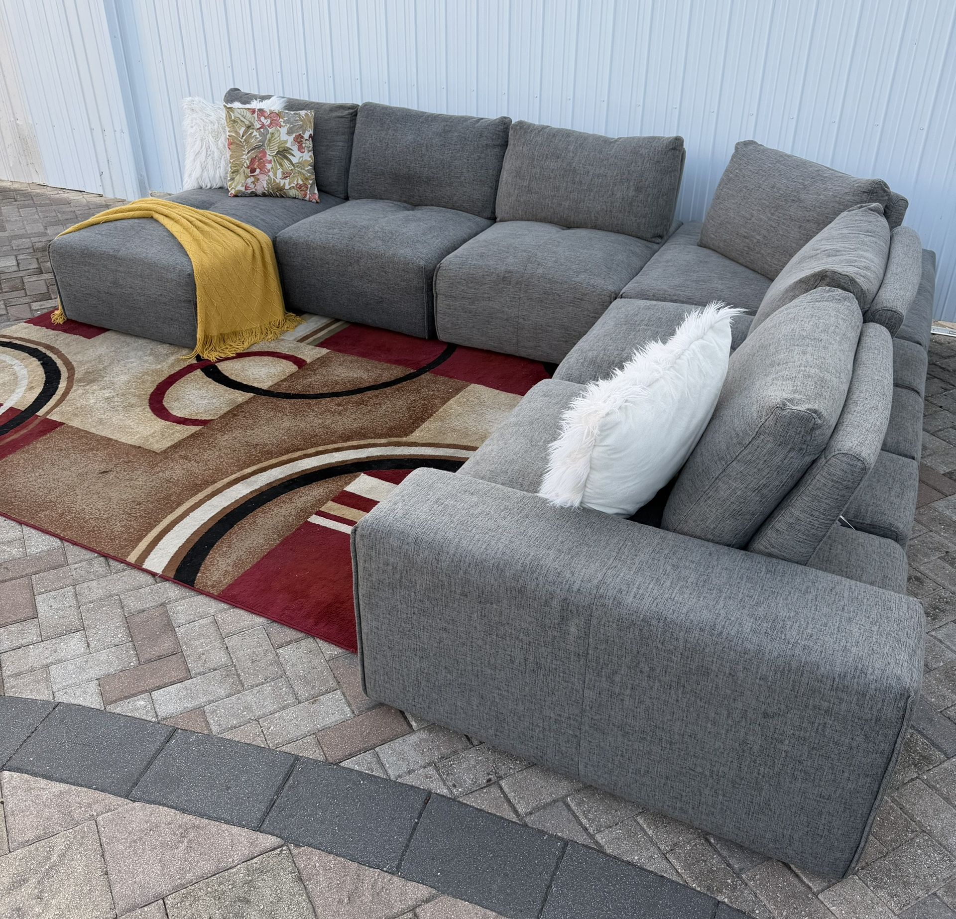 Beautiful Gray 6-Piece Sofa Sectional. With chaise lounge. Delivery available for an additional cost. In perfect condition.