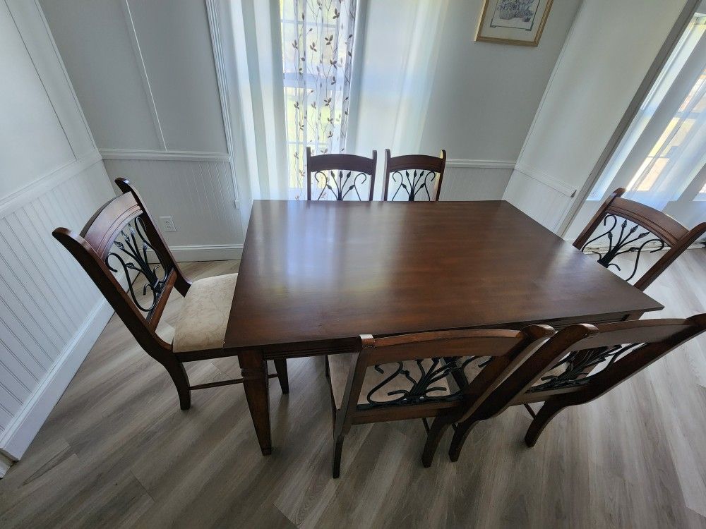 Used dining set, like new, I accept offers