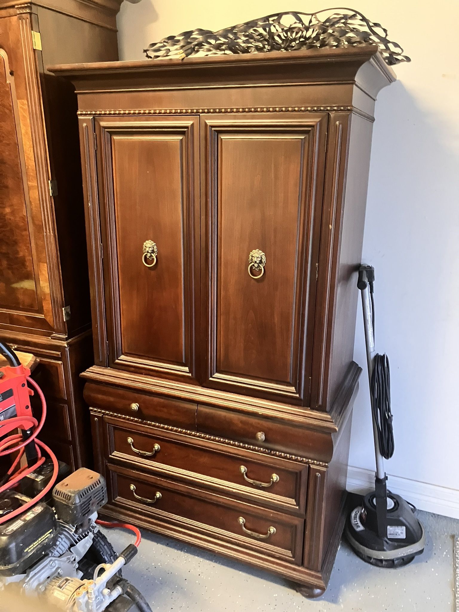 ARMOIRE/WARDROBE