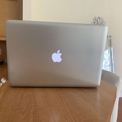 MacBook Pro i5 15 Inch 