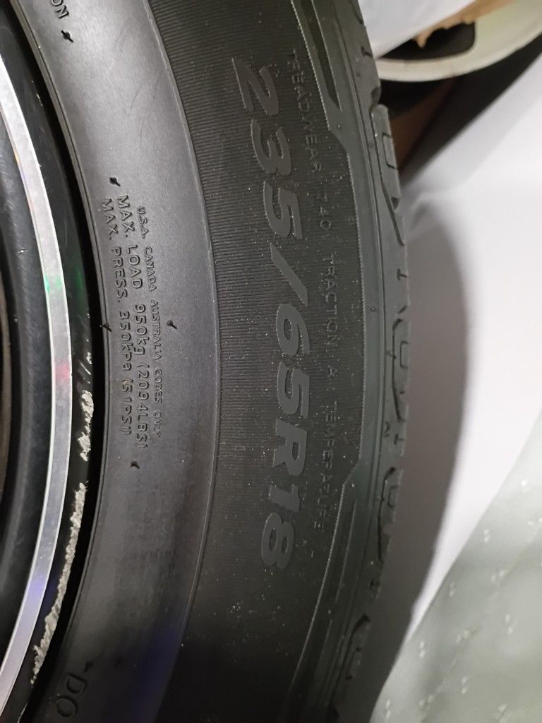 235/65/18. Wheels And Tires   Comes Of 2011 Highlander 